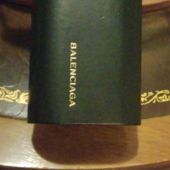 Sunglasses - Picture 3 of 5